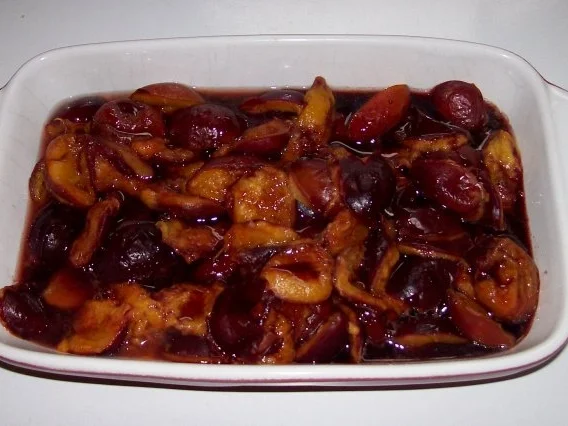 Süßspeisen: Pflaumen-Tonkabohnen-Crumble mit Orangencreme - Rezept - Bild Nr. 5