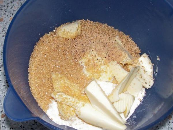 Süßspeisen: Pflaumen-Tonkabohnen-Crumble mit Orangencreme - Rezept ...