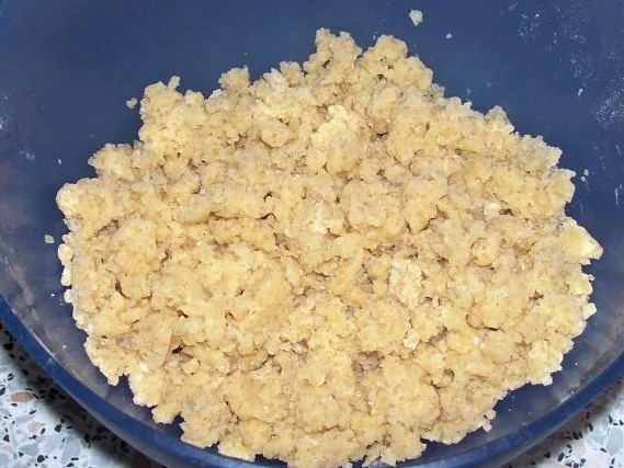 Süßspeisen: Pflaumen-Tonkabohnen-Crumble mit Orangencreme - Rezept - Bild Nr. 8