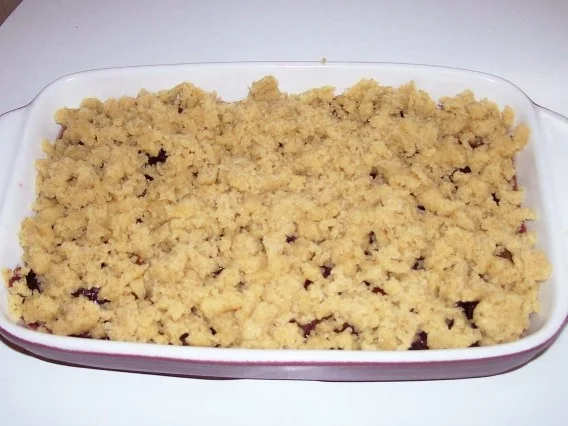 Süßspeisen: Pflaumen-Tonkabohnen-Crumble mit Orangencreme - Rezept - Bild Nr. 9