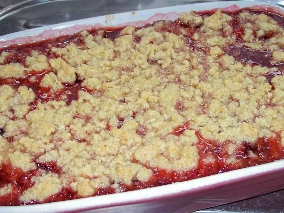 Süßspeisen: Pflaumen-Tonkabohnen-Crumble mit Orangencreme - Rezept - Bild Nr. 11