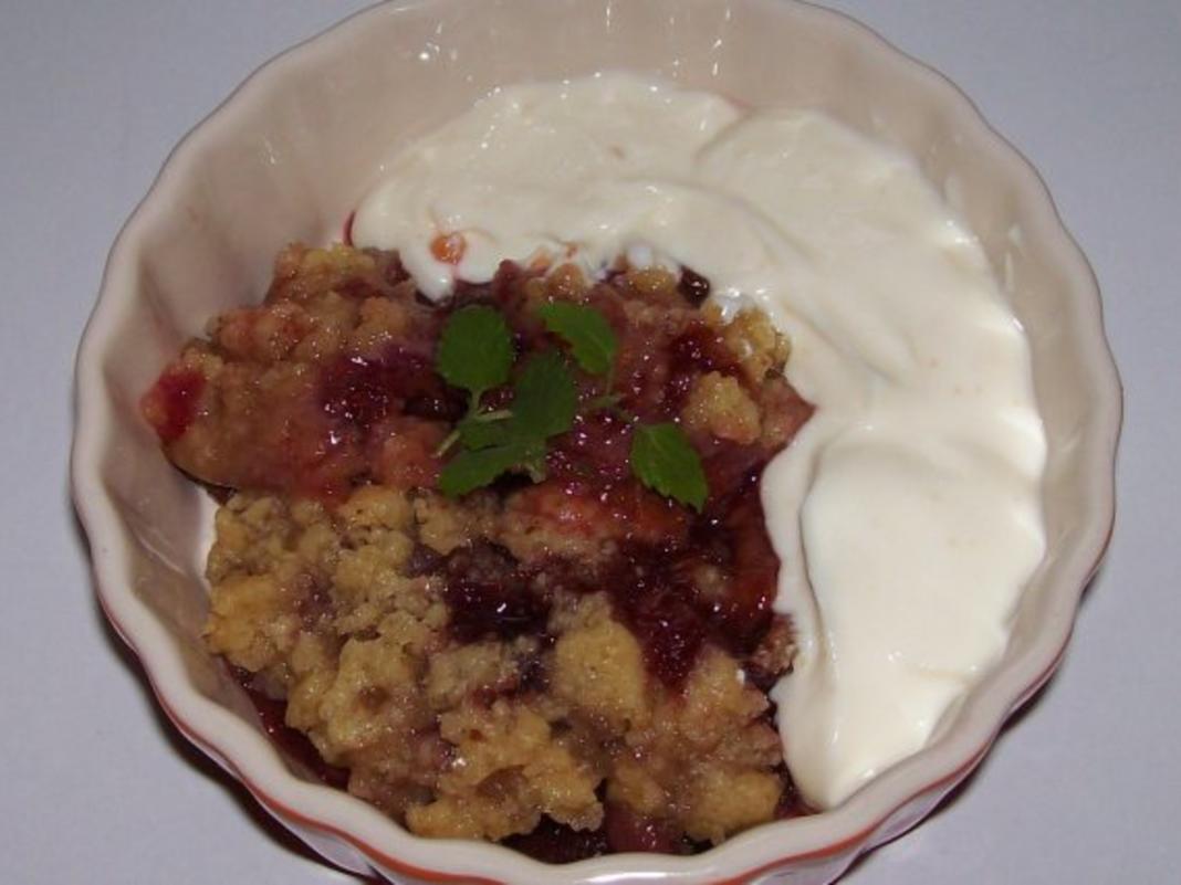 Süßspeisen: Pflaumen-Tonkabohnen-Crumble mit Orangencreme - Rezept ...