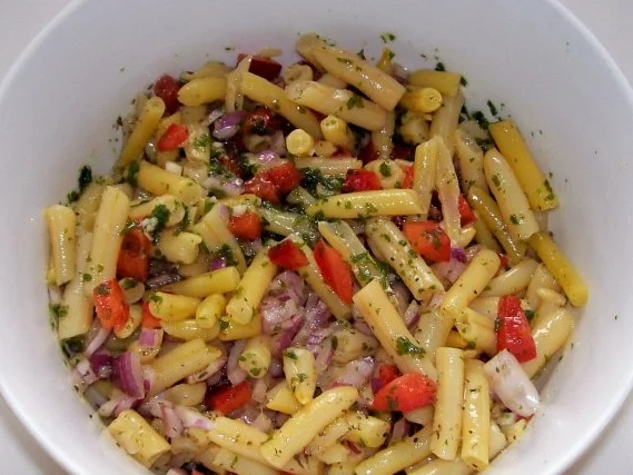 Salate: Bohnensalat mit Paprika und roten Zwiebeln - Rezept - Bild Nr. 6