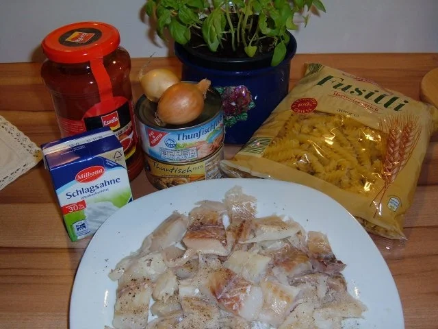 Rezept: Fisch : 2erlei in Tomatensoße mit Pasta Bild Nr. 2 Fisch : 2erlei in Tomatensoße mit Pasta - Rezept - Bild Nr. 2