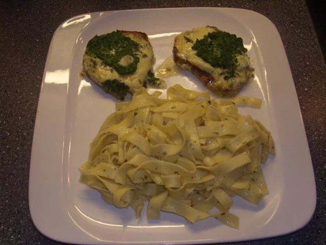 Rezept: Minutensteaks mit Gorgonzola und Spinathaube Minutensteaks mit Gorgonzola und Spinathaube - Rezept