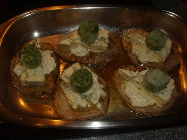 Rezept: Minutensteaks mit Gorgonzola und Spinathaube Bild Nr. 5 Minutensteaks mit Gorgonzola und Spinathaube - Rezept - Bild Nr. 5