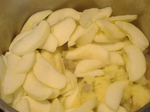 Gedünstetes Kabeljaufilet auf Apfelrahmsauerkraut - Rezept - Bild Nr. 2