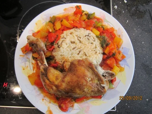 Wildreis mit mediteranem Gemüse an Hühnchenkeule - Rezept