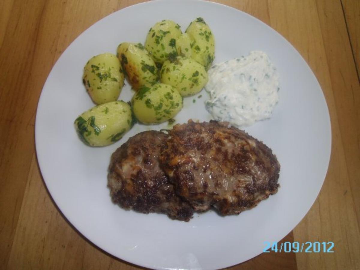 Wilde Fleischlaibchen mit Petersilkartoffeln und Knoblauchsoße - Rezept