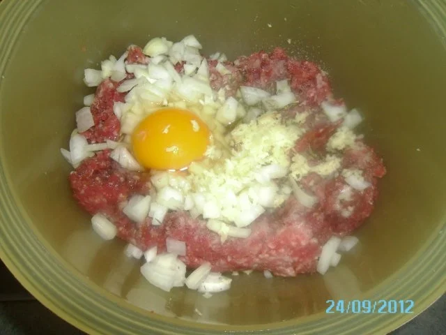 Wilde Fleischlaibchen mit Petersilkartoffeln und Knoblauchsoße - Rezept - Bild Nr. 5