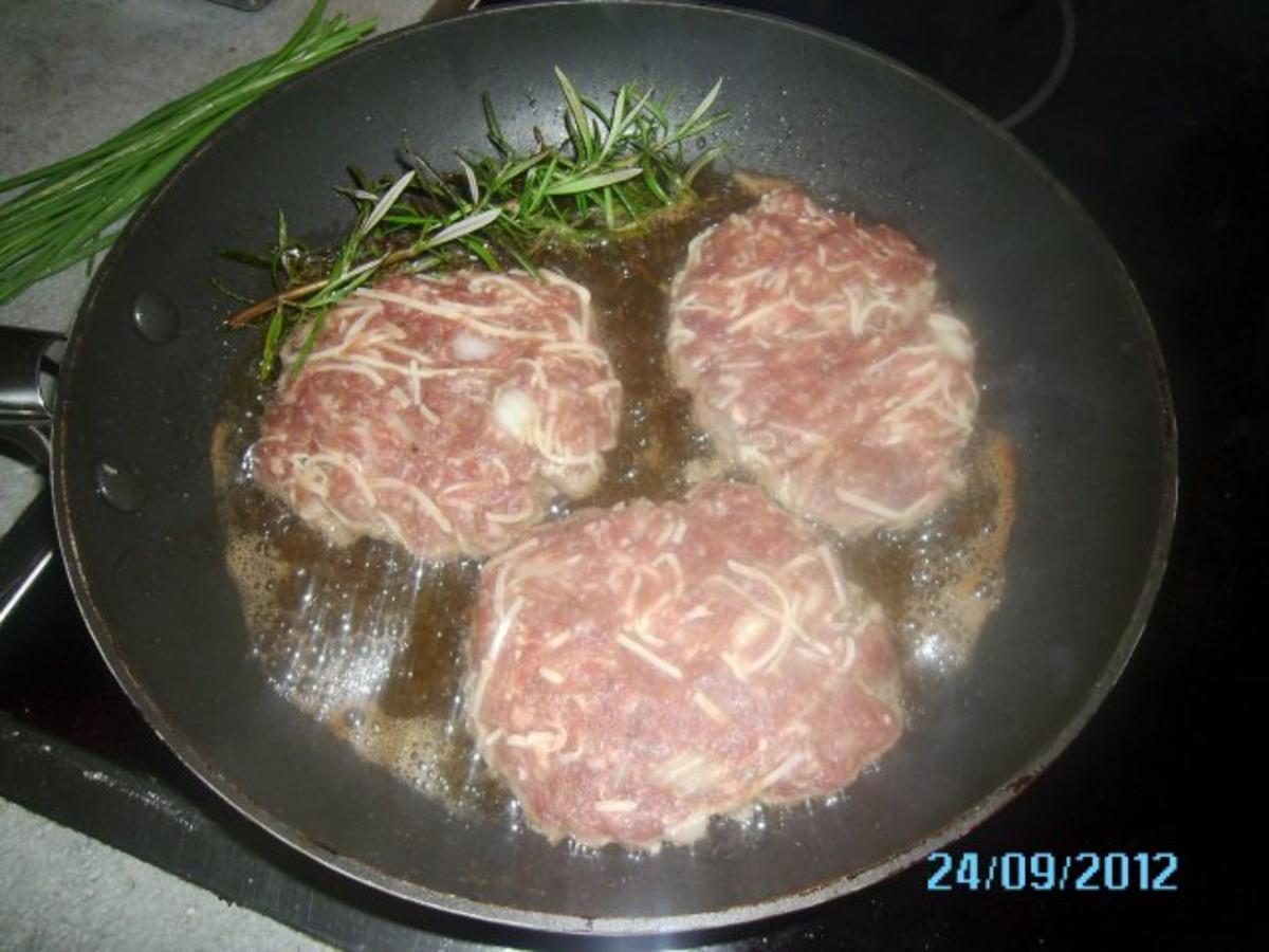 Wilde Fleischlaibchen mit Petersilkartoffeln und Knoblauchsoße - Rezept - Bild Nr. 6