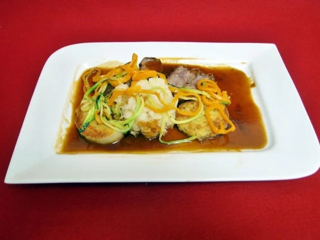 Rezept: Kalbsbäckchen mit Kartoffelpraline und sommerlichen Gemüse Kalbsbäckchen mit Kartoffelpraline und sommerlichen Gemüse - Rezept