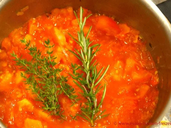 Rollrand Pizza mit eigener Tomatensauce - Rezept - Bild Nr. 2