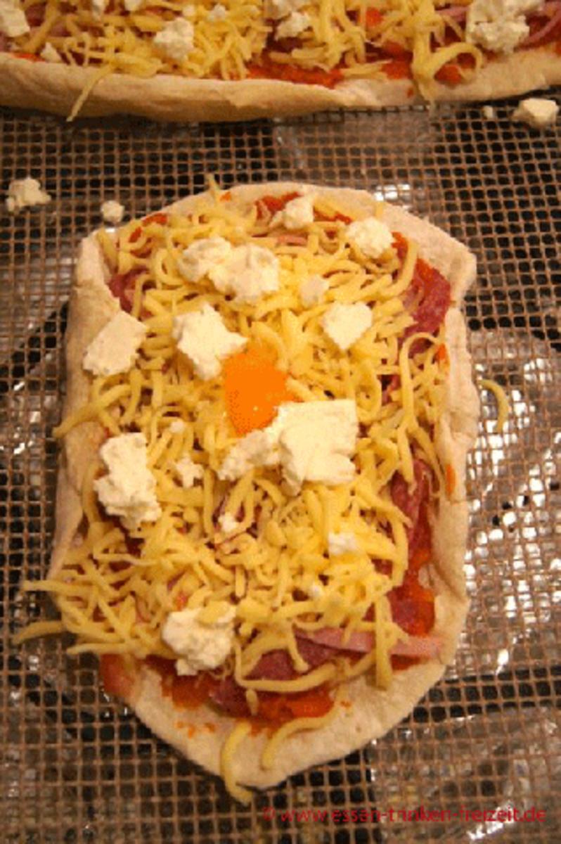 Rollrand Pizza mit eigener Tomatensauce - Rezept - Bild Nr. 3