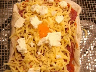 Rollrand Pizza mit eigener Tomatensauce - Rezept - Bild Nr. 3
