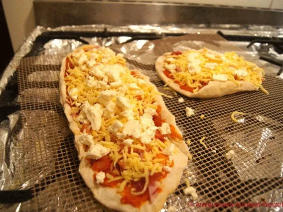 Rollrand Pizza mit eigener Tomatensauce - Rezept - Bild Nr. 4