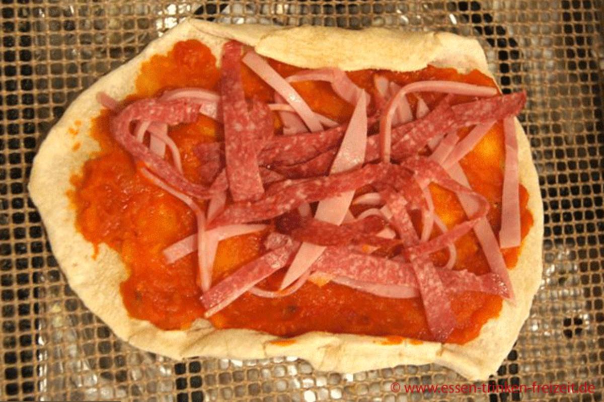 Rollrand Pizza mit eigener Tomatensauce - Rezept - Bild Nr. 5