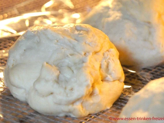 Rollrand Pizza mit eigener Tomatensauce - Rezept - Bild Nr. 6