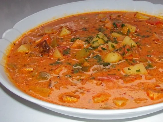 Deftiger Paprika-Rahm-Topf mit gebratenem Leberkäse - Rezept