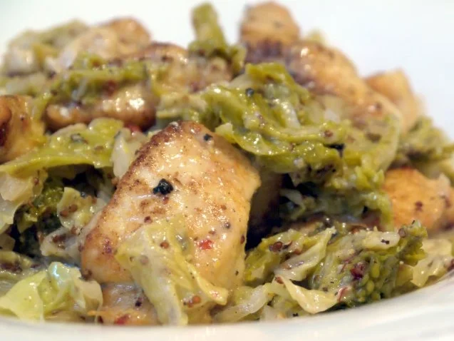 Rezept: Senfiger Hähnchen-Wirsing-Topf Senfiger Hähnchen-Wirsing-Topf - Rezept