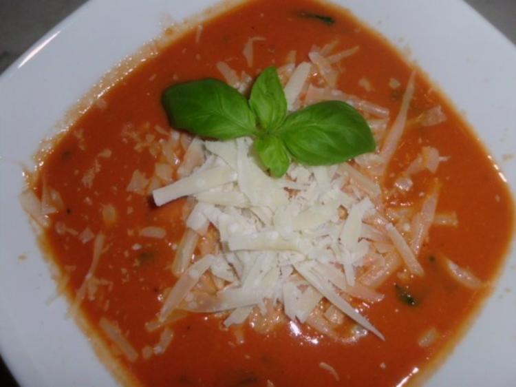 Tomatensuppe mit Parmesan, Knoblauch und Basilikum - Rezept - kochbar.de