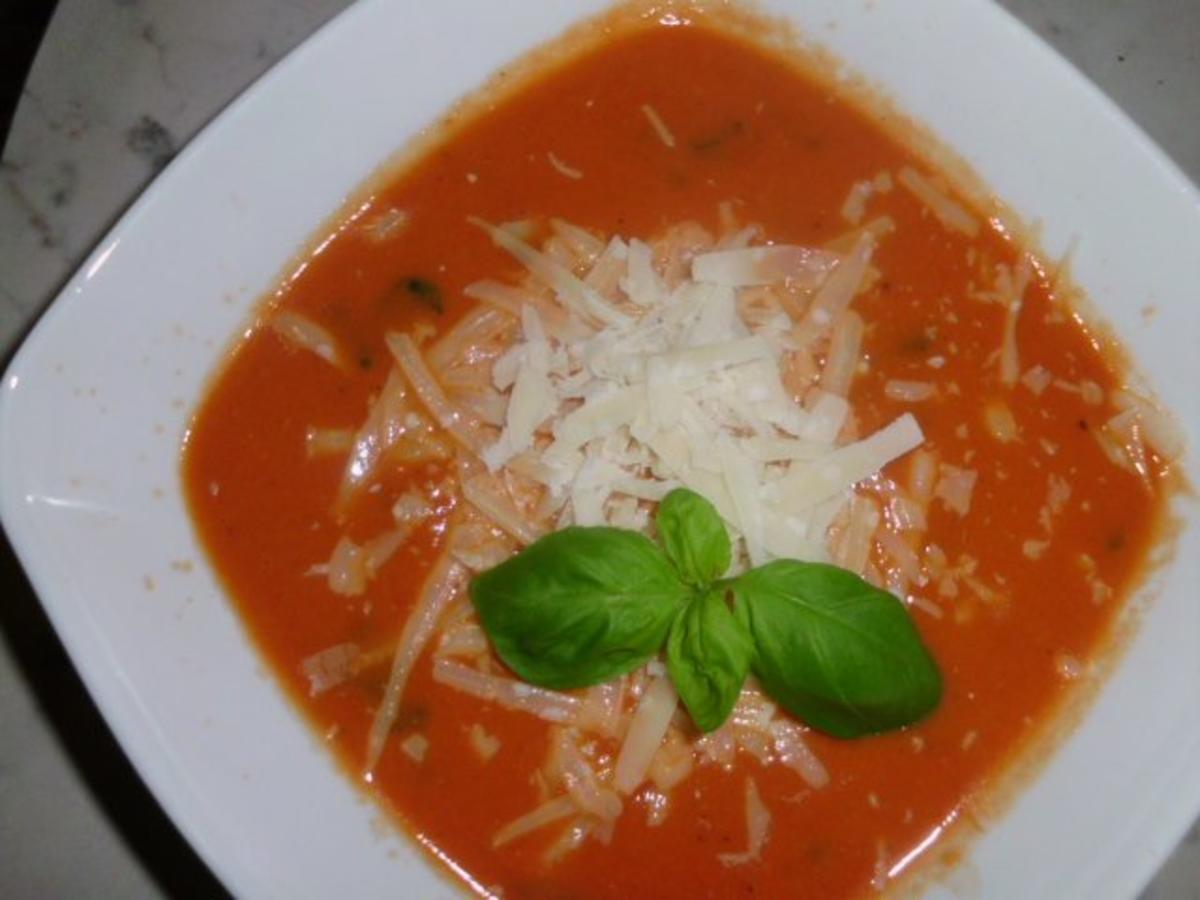Tomatensuppe mit Parmesan, Knoblauch und Basilikum - Rezept