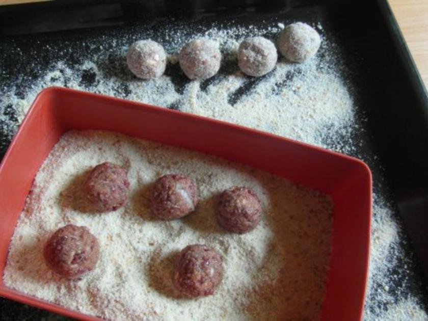 Leberklösschen für Fränkische Hochzeitssuppe - einfach - 218 kcal/100g Leberklösschen für Fränkische Hochzeitssuppe - einfach - 218 kcal/100g