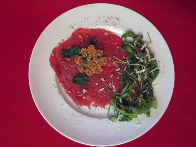 Rezept: Carpaccio vom Rinderfilet mit Pfifferlingstatar Carpaccio vom Rinderfilet mit Pfifferlingstatar - Rezept
