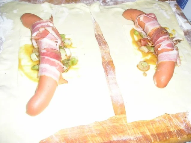 Rezept: Würstel im Schlafrock Bild Nr. 6 Würstel im Schlafrock - Rezept - Bild Nr. 6