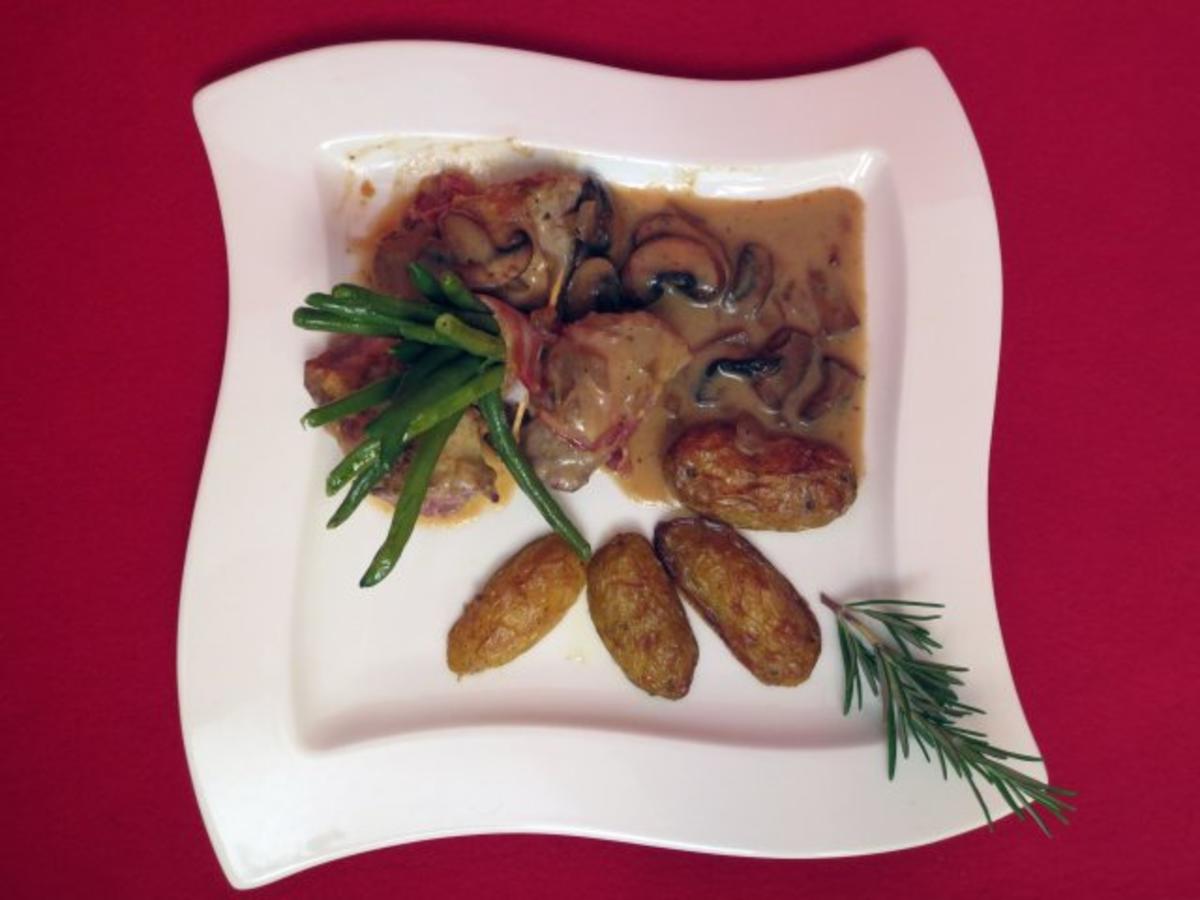 Schweinefilet im Speckmantel in Champignon-Weißweinsauce mit Rosmarinkartoffeln und Bohnen - Rezept