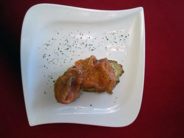 Lachsschnittchen auf geröstetem bergischem Brot mit frischem Meerrettich - Rezept