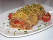 Gerollter Hackbraten mit Kartoffel-Kruste und Röstzwiebel-Käse-Füllung - Rezept