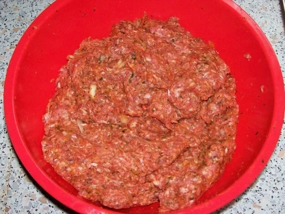 Rezept: Gerollter Hackbraten mit Kartoffel-Kruste und Röstzwiebel-Käse-Füllung Bild Nr. 3 Gerollter Hackbraten mit Kartoffel-Kruste und Röstzwiebel-Käse-Füllung - Rezept - Bild Nr. 3