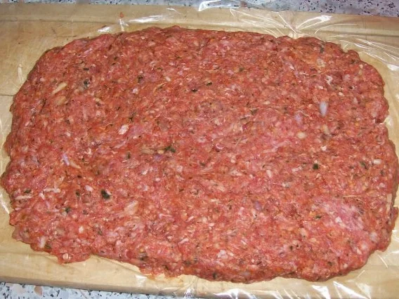 Rezept: Gerollter Hackbraten mit Kartoffel-Kruste und Röstzwiebel-Käse-Füllung Bild Nr. 4 Gerollter Hackbraten mit Kartoffel-Kruste und Röstzwiebel-Käse-Füllung - Rezept - Bild Nr. 4