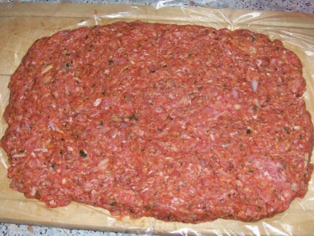 Gerollter Hackbraten mit Kartoffel Kruste und Röstzwiebel Käse Füllung ...