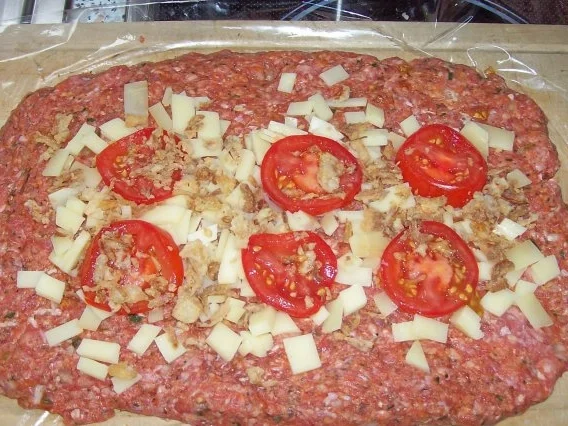 Rezept: Gerollter Hackbraten mit Kartoffel-Kruste und Röstzwiebel-Käse-Füllung Bild Nr. 5 Gerollter Hackbraten mit Kartoffel-Kruste und Röstzwiebel-Käse-Füllung - Rezept - Bild Nr. 5