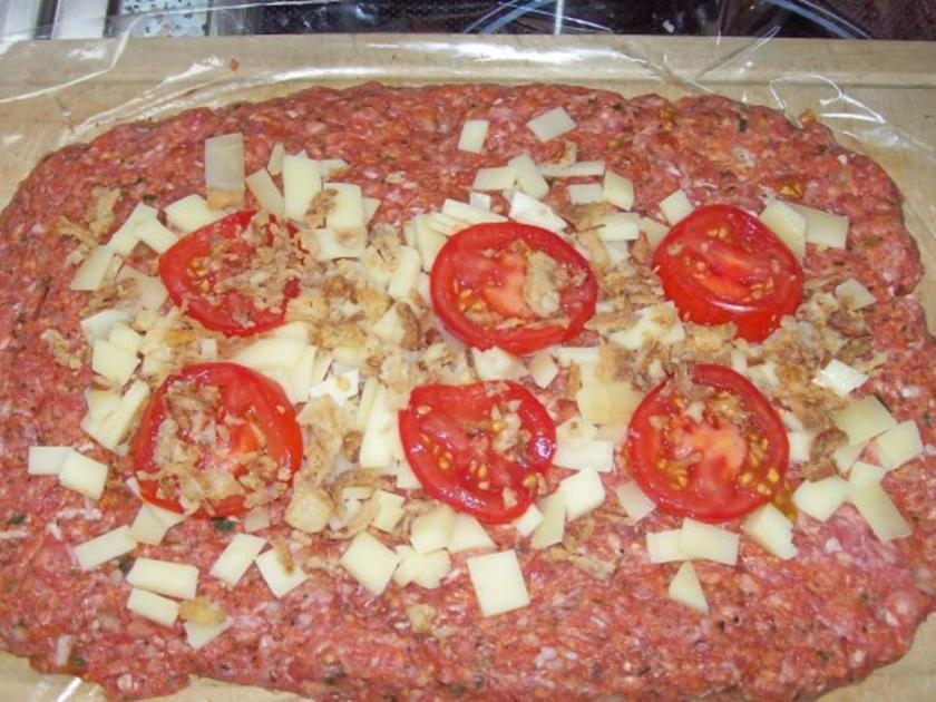 Gerollter Hackbraten mit Kartoffel Kruste und Röstzwiebel Käse Füllung ...