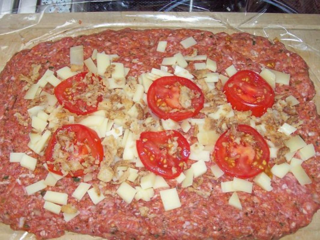 Gerollter Hackbraten mit Kartoffel Kruste und Röstzwiebel Käse Füllung ...