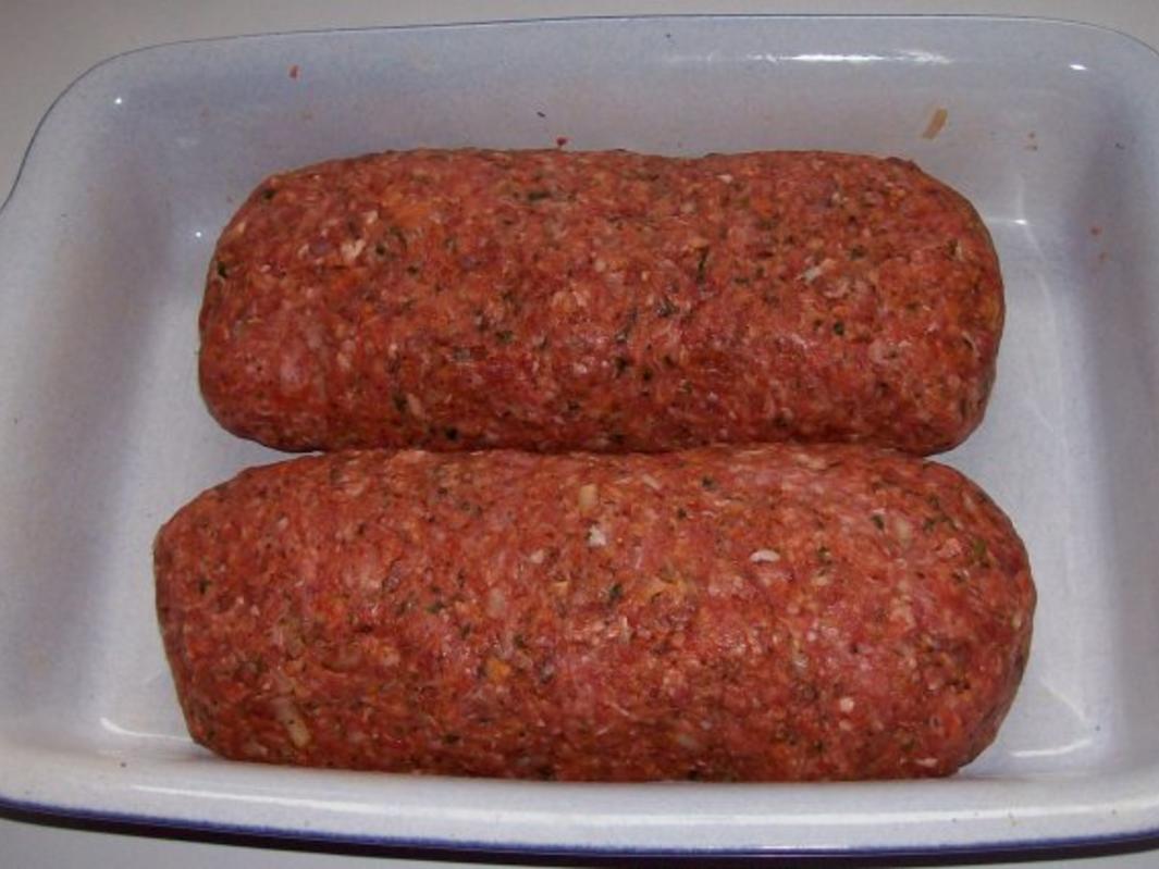 Gerollter Hackbraten mit Kartoffel Kruste und Röstzwiebel Käse Füllung ...