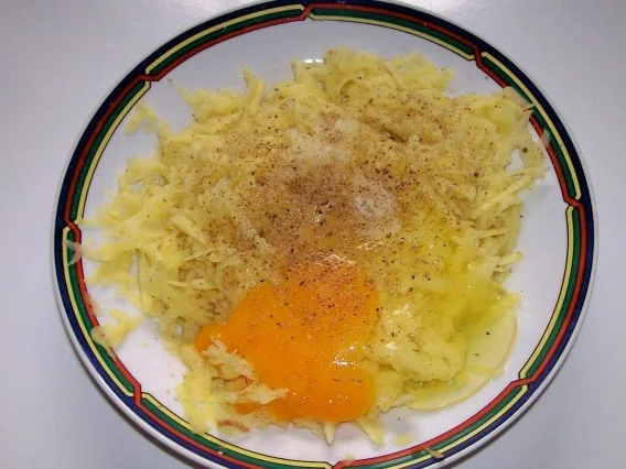 Rezept: Gerollter Hackbraten mit Kartoffel-Kruste und Röstzwiebel-Käse-Füllung Bild Nr. 7 Gerollter Hackbraten mit Kartoffel-Kruste und Röstzwiebel-Käse-Füllung - Rezept - Bild Nr. 7