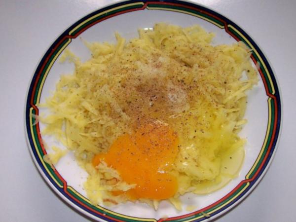 Gerollter Hackbraten mit Kartoffel Kruste und Röstzwiebel Käse Füllung ...