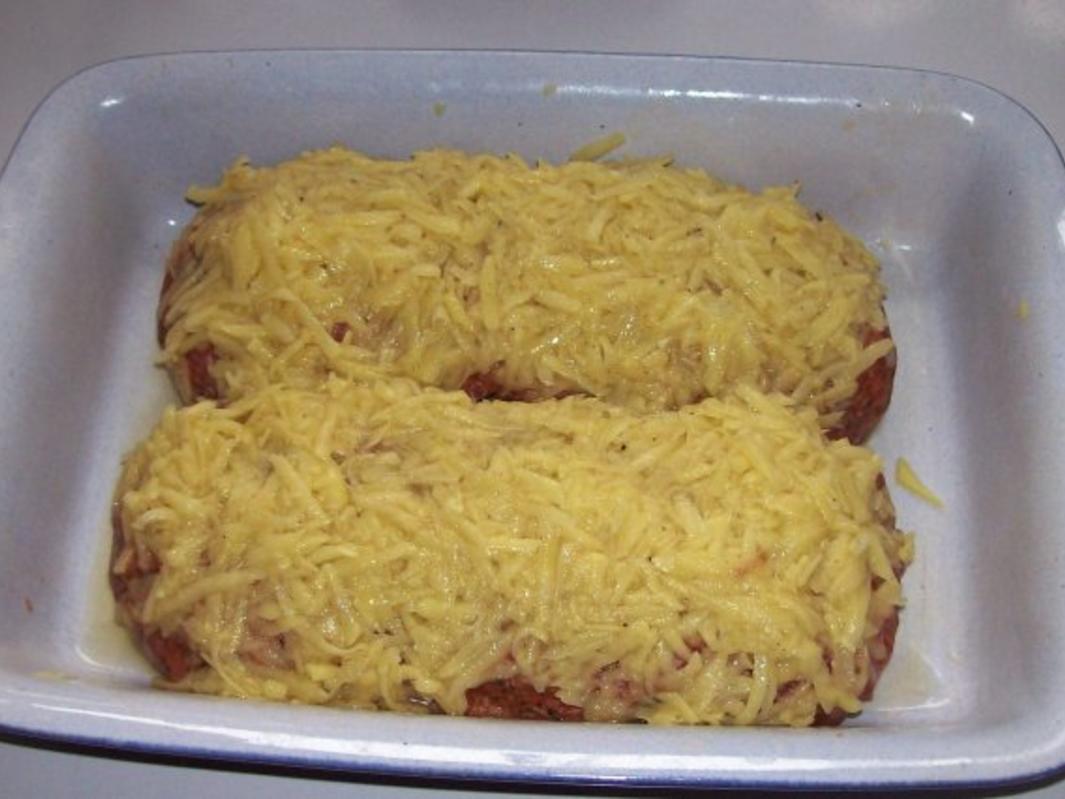 Gerollter Hackbraten mit Kartoffel Kruste und Röstzwiebel Käse Füllung ...