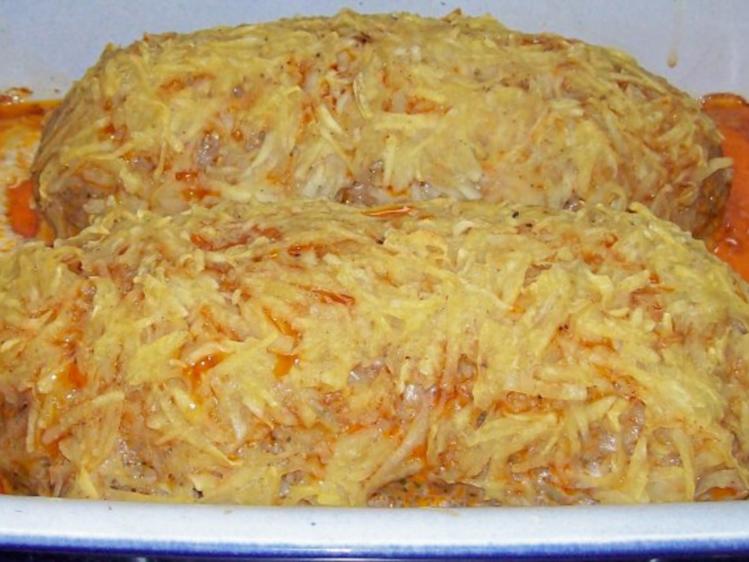 Gerollter Hackbraten mit Kartoffel Kruste und Röstzwiebel Käse Füllung ...