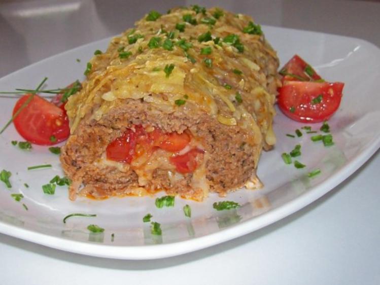 Gerollter Hackbraten mit Kartoffel Kruste und Röstzwiebel Käse Füllung ...