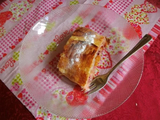 Rezept: Pflaumenstrudel Bild Nr. 2 Pflaumenstrudel - Rezept - Bild Nr. 2