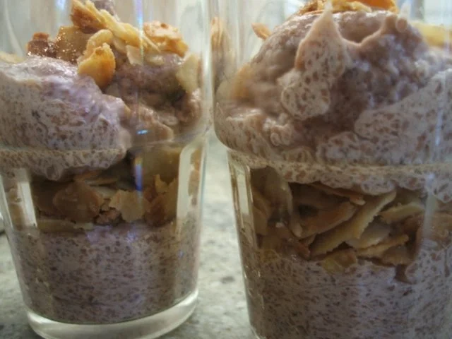 Rezept: Dessert: Schoko-Grießflammeri mit Schuss und Knusperli Dessert: Schoko-Grießflammeri mit Schuss und Knusperli - Rezept