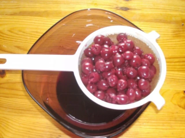 Rezept: backen / Kuchen: Schwarzwälder Schokoladenkuchen Bild Nr. 6 backen / Kuchen: Schwarzwälder Schokoladenkuchen - Rezept - Bild Nr. 6