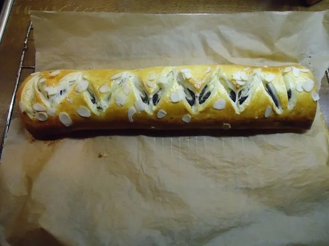 Sonntagshefekuchen mit einer Mohn-Marzipan Füllung - Rezept