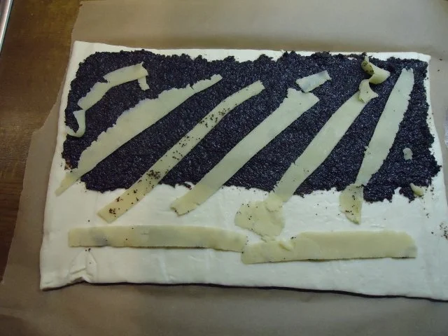 Sonntagshefekuchen mit einer Mohn-Marzipan Füllung - Rezept - Bild Nr. 2