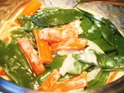 Kaiserschoten mit zarten Möhrchen in Käsesoße - Rezept